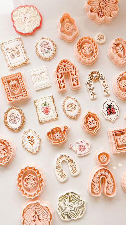 Lira Strawberry Frame Clay Cutter: Embossed Fruit Stamp