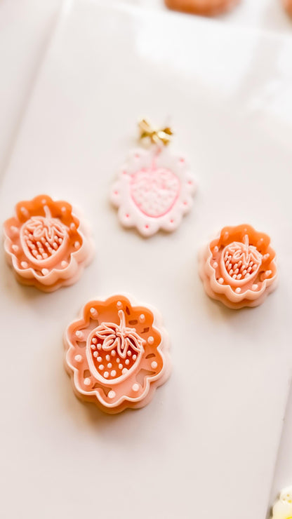 Frua Strawberry Cutter: Scalloped Fruit Shape for Polymer Clay Earring
