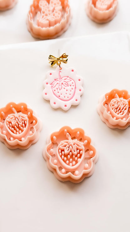 Frua Strawberry Cutter: Scalloped Fruit Shape for Polymer Clay Earring
