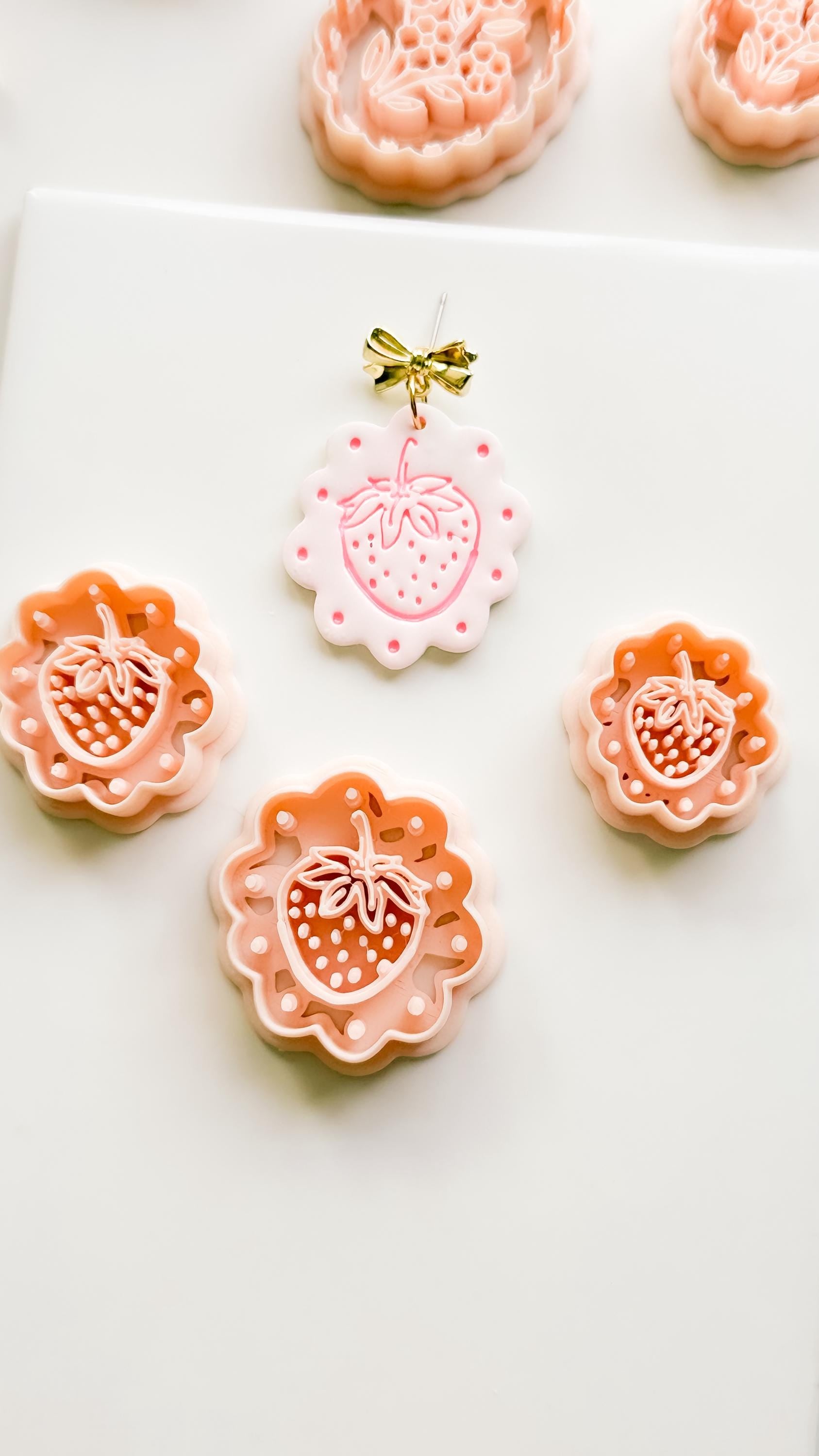 Frua Strawberry Cutter: Scalloped Fruit Shape for Polymer Clay Earring