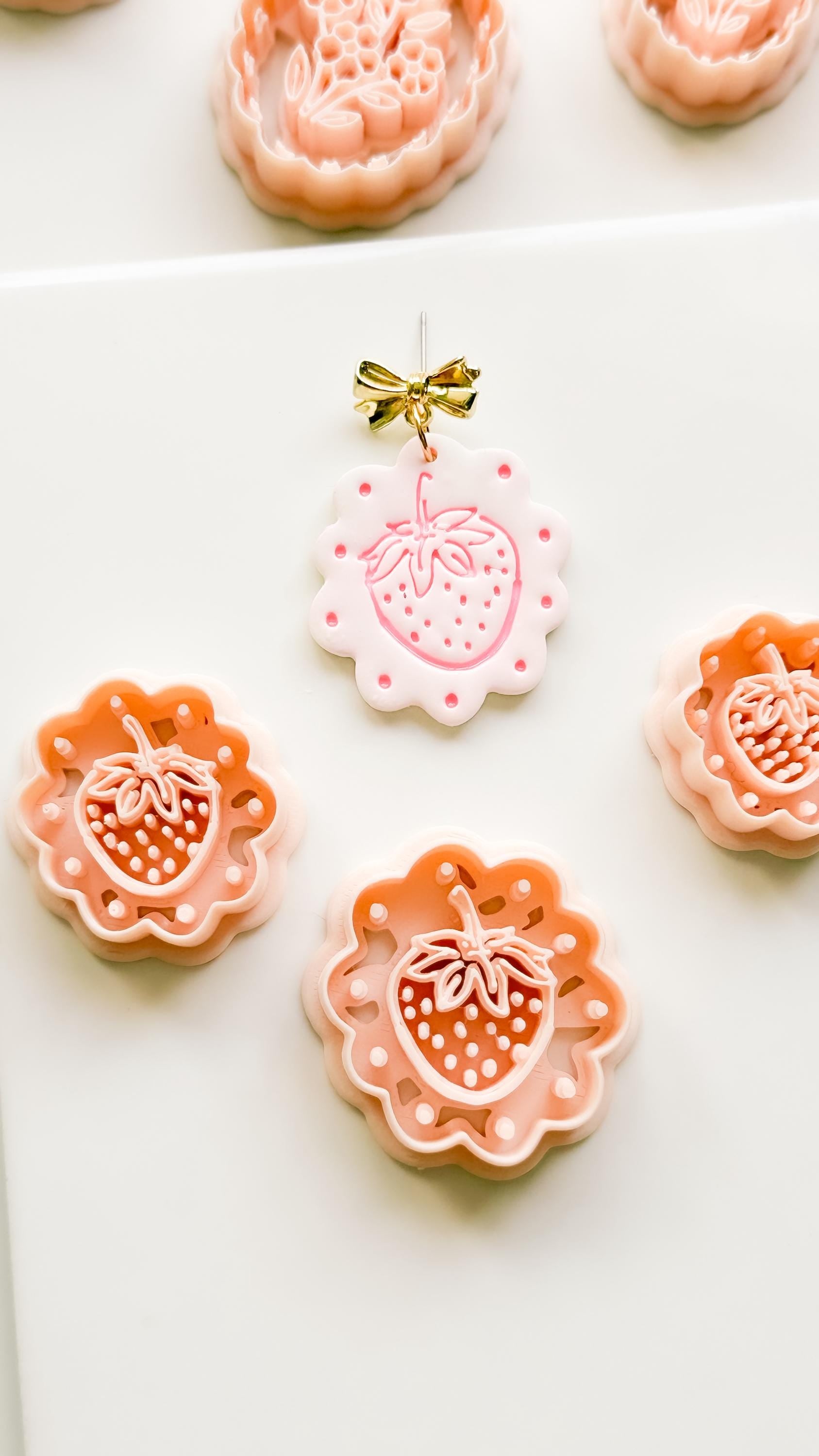 Frua Strawberry Cutter: Scalloped Fruit Shape for Polymer Clay Earring