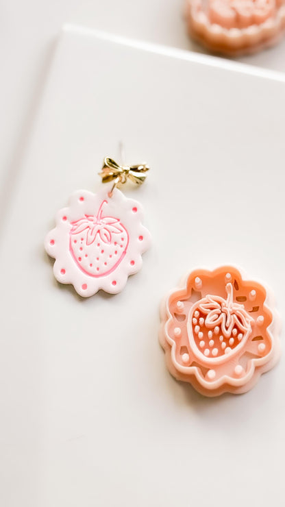 Frua Strawberry Cutter: Scalloped Fruit Shape for Polymer Clay Earring