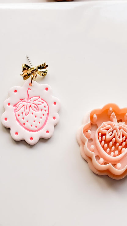 Frua Strawberry Cutter: Scalloped Fruit Shape for Polymer Clay Earring