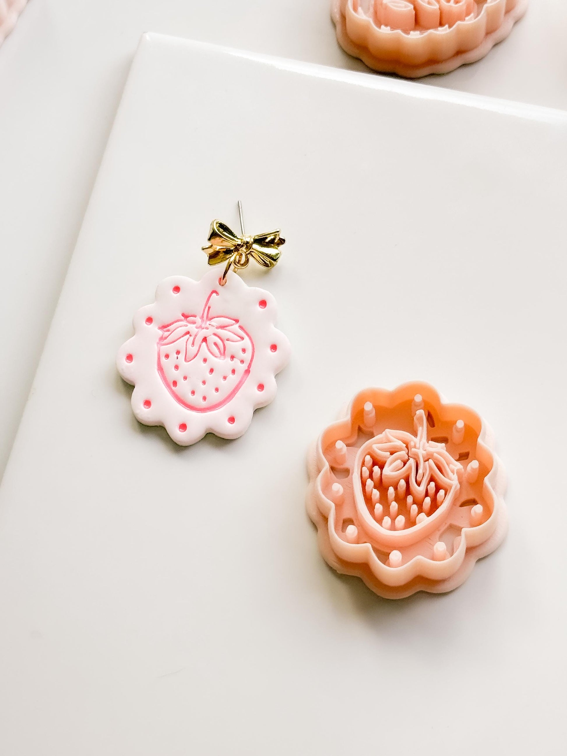 Frua Strawberry Cutter: Scalloped Fruit Shape for Polymer Clay Earring