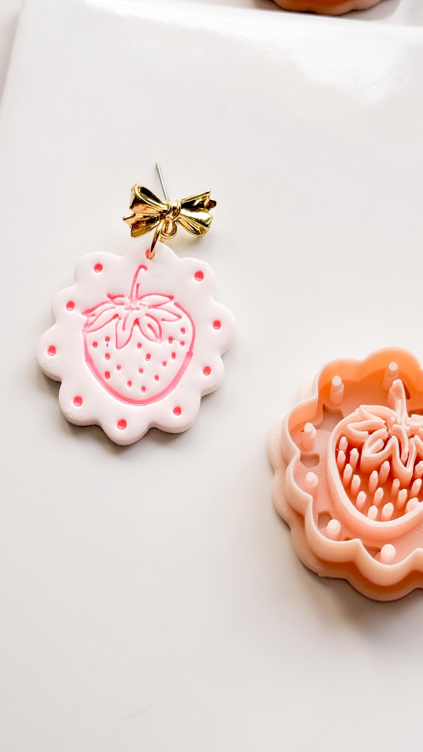 Frua Strawberry Cutter: Scalloped Fruit Shape for Polymer Clay Earring
