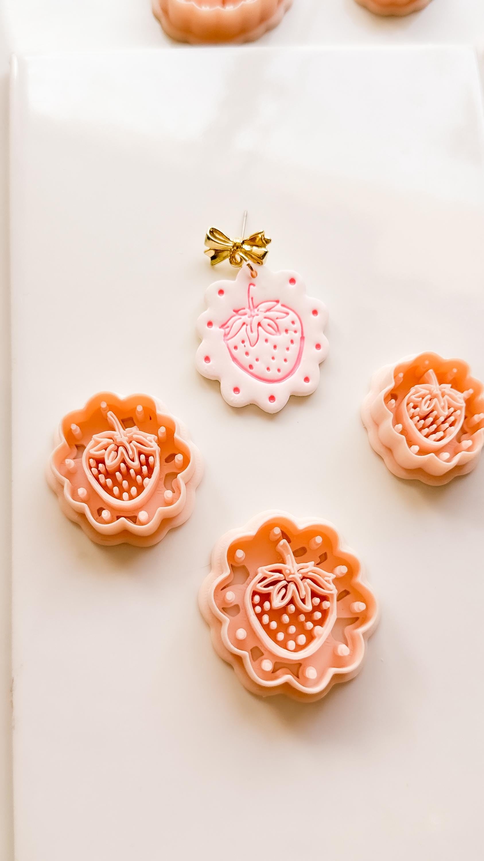 Frua Strawberry Cutter: Scalloped Fruit Shape for Polymer Clay Earring