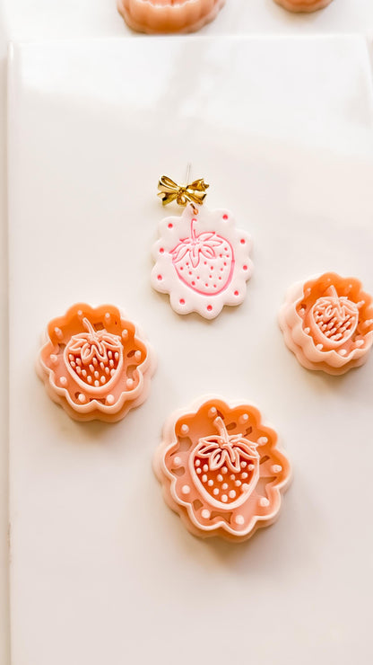 Frua Strawberry Cutter: Scalloped Fruit Shape for Polymer Clay Earring