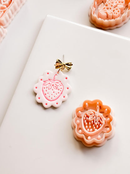 Frua Strawberry Cutter: Scalloped Fruit Shape for Polymer Clay Earring