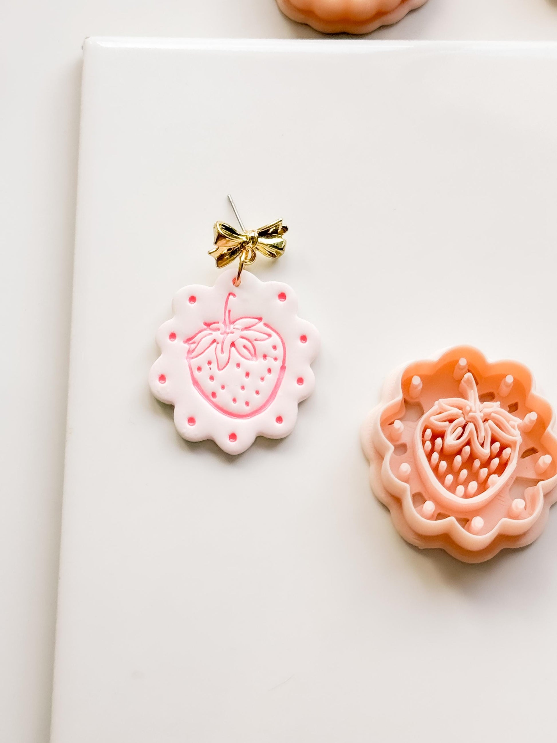 Frua Strawberry Cutter: Scalloped Fruit Shape for Polymer Clay Earring