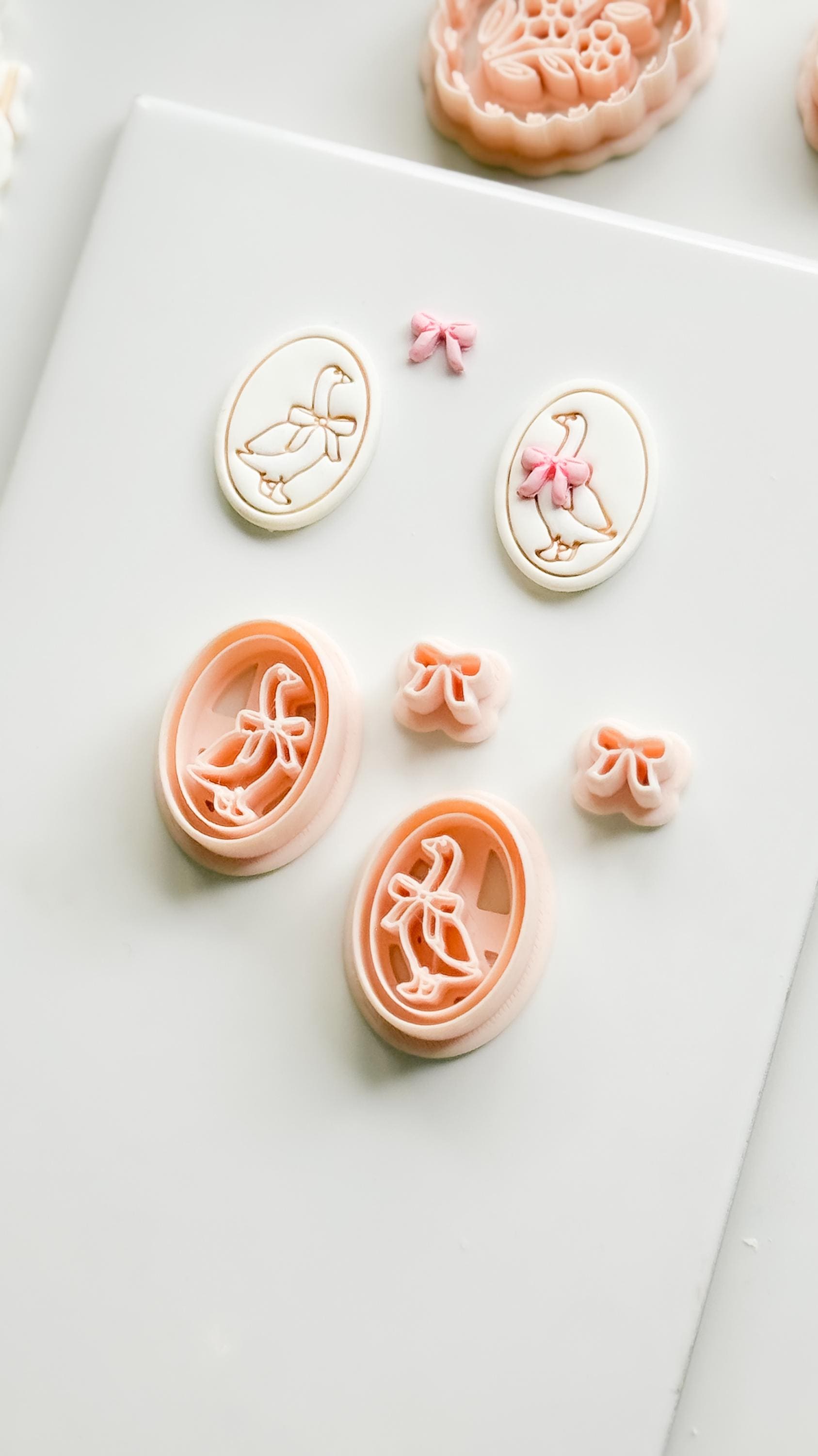 Gubo Goose Oval Cutter: Bird with Bow for Polymer Clay