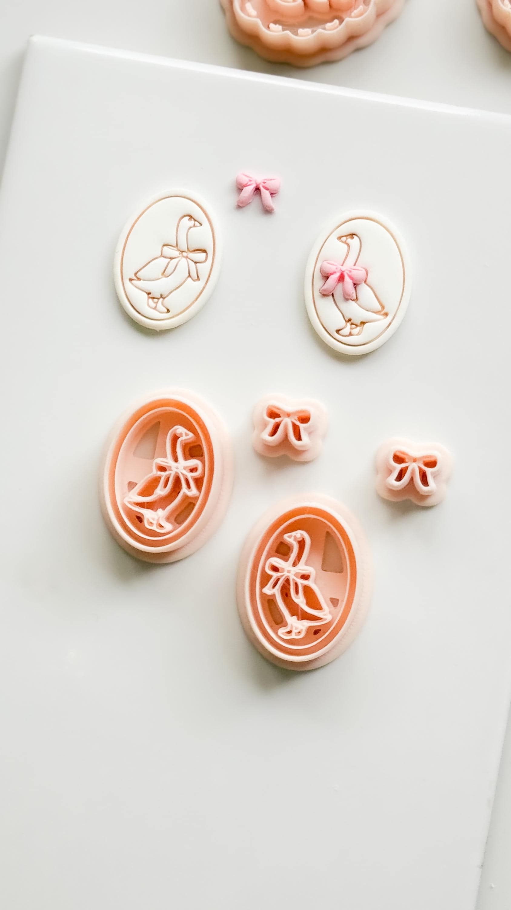 Gubo Goose Oval Cutter: Bird with Bow for Polymer Clay