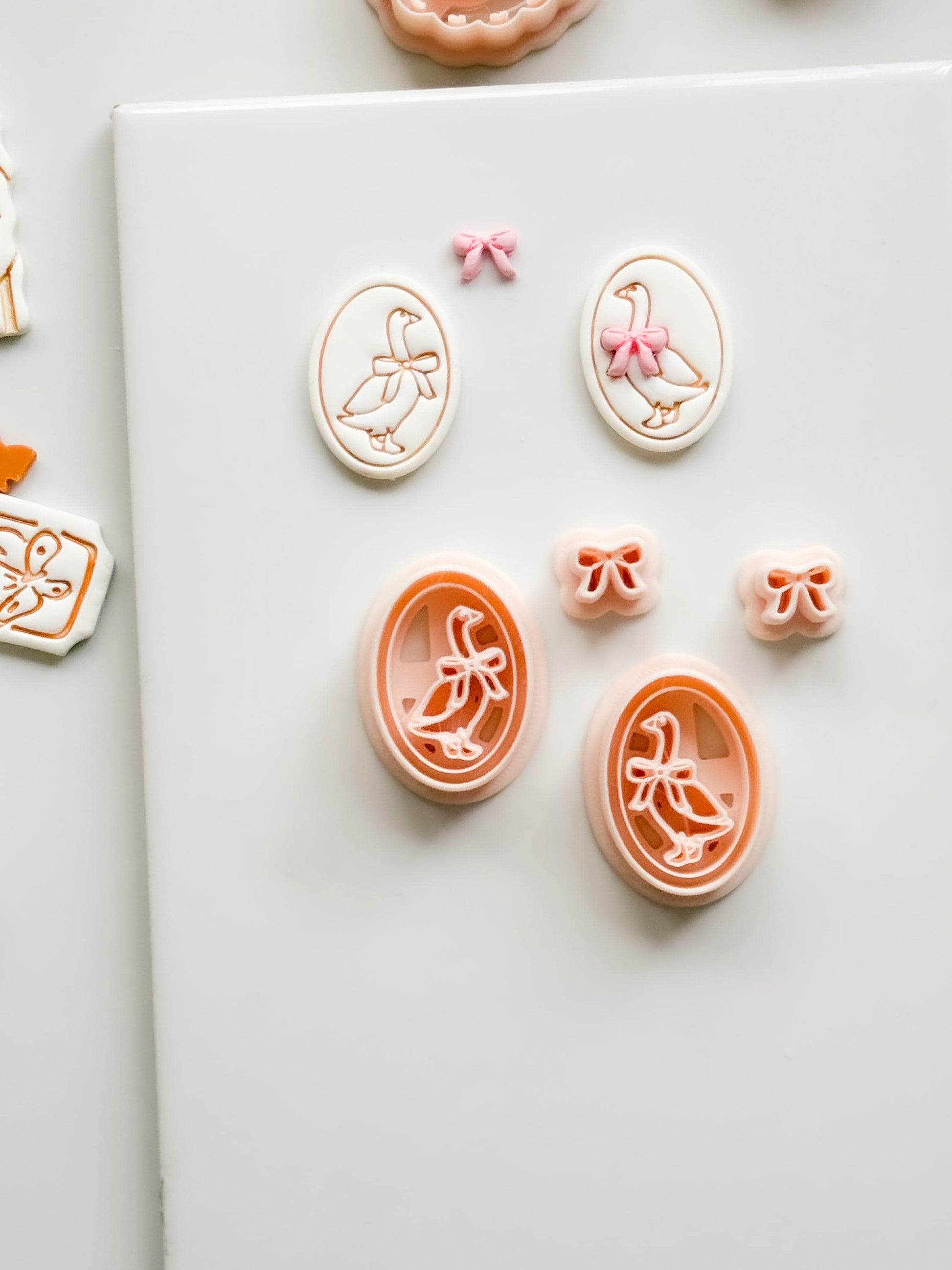 Gubo Goose Oval Cutter: Bird with Bow for Polymer Clay