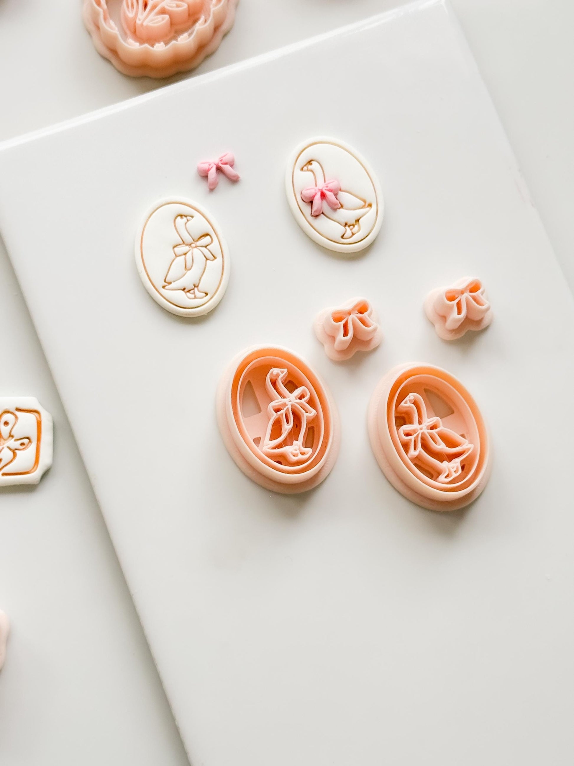 Gubo Goose Oval Cutter: Bird with Bow for Polymer Clay