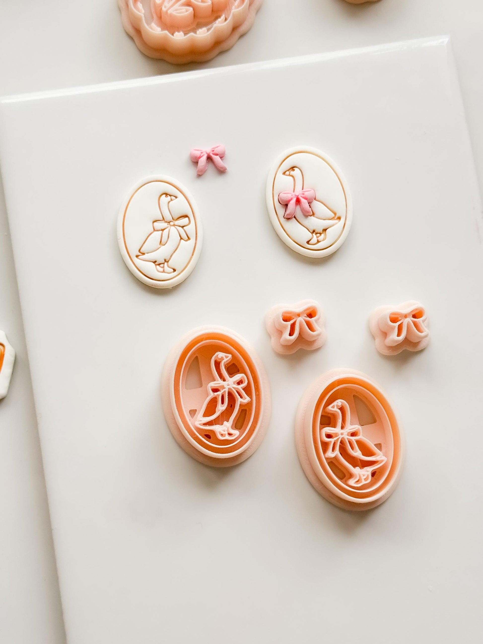 Gubo Goose Oval Cutter: Bird with Bow for Polymer Clay