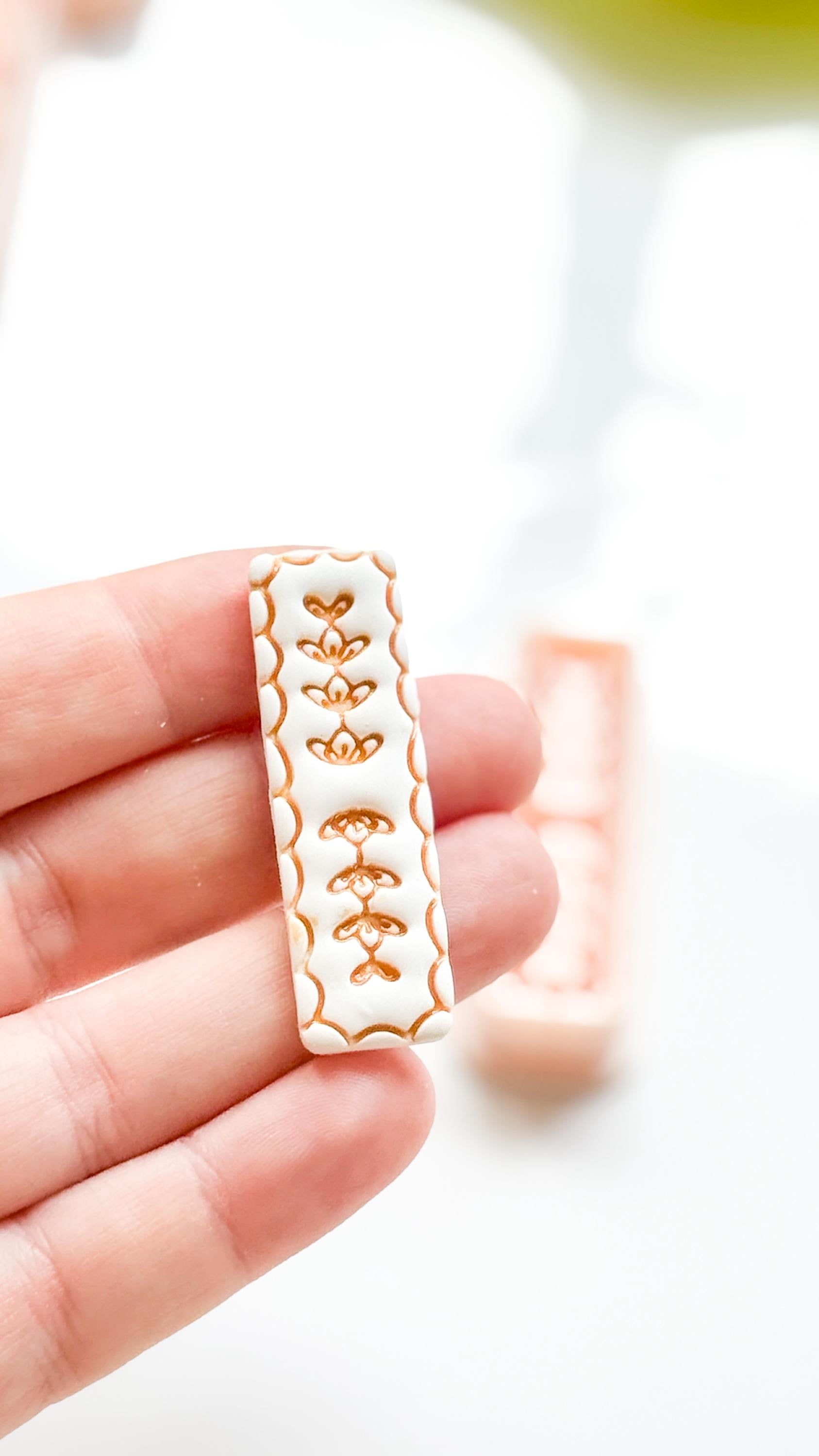 Livi Leaf Cutter: Botanical Scalloped Bar for Polymer Clay