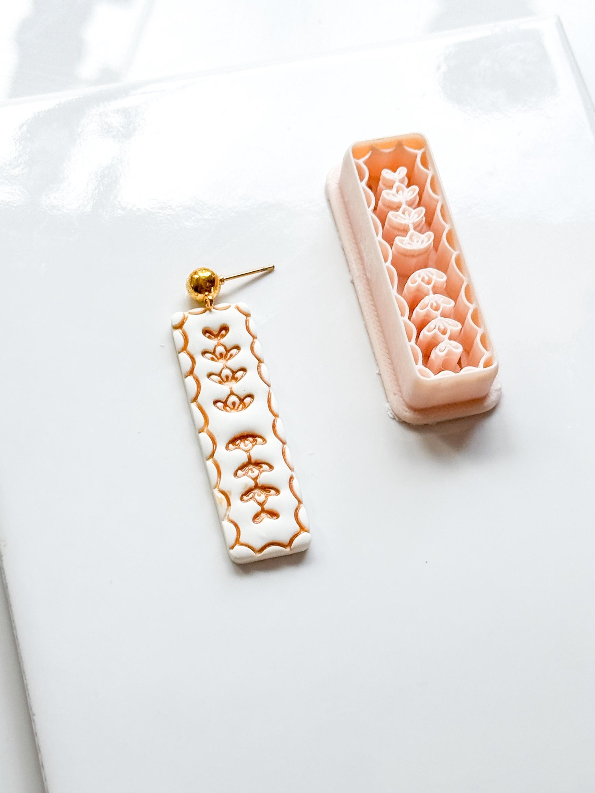 Livi Leaf Cutter: Botanical Scalloped Bar for Polymer Clay