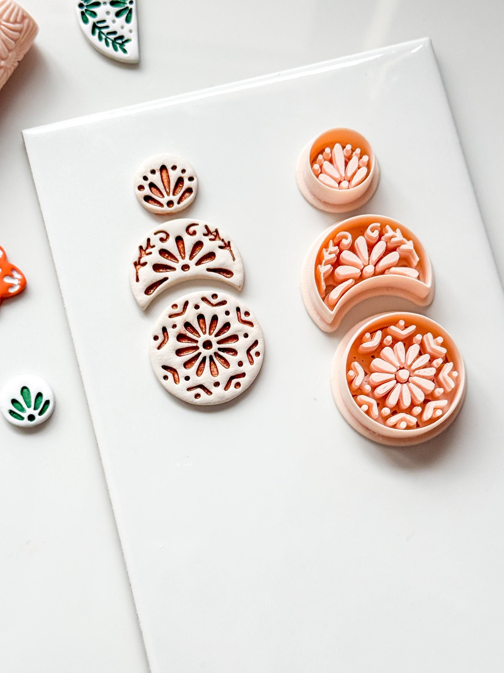 Medalla Tres Clay Cutter: Triple Tier Floral Arch for Polymer Clay