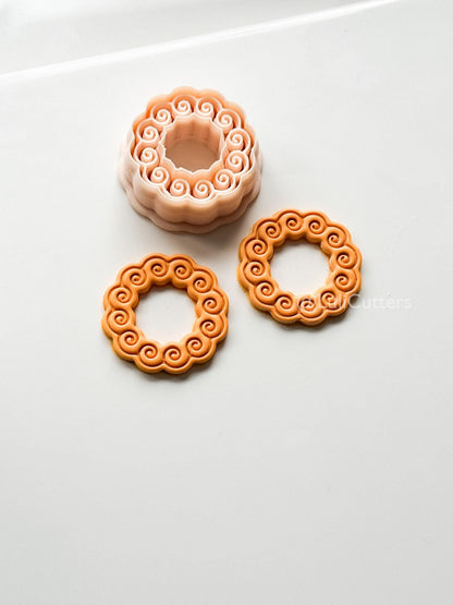 Wave Wreath Cutter: Spiral Frame Design for Polymer Clay