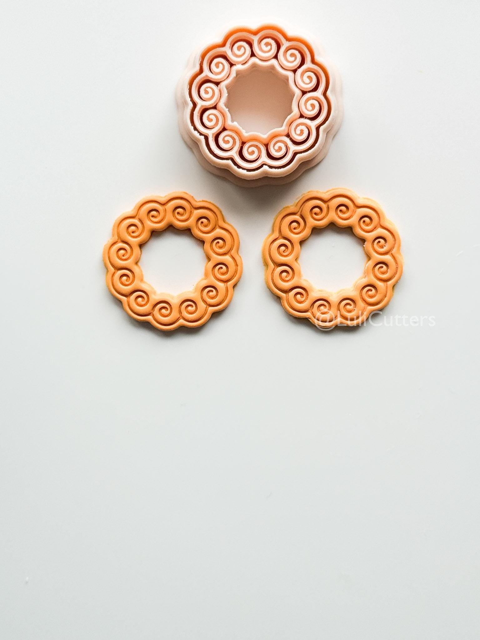 Wave Wreath Cutter: Spiral Frame Design for Polymer Clay
