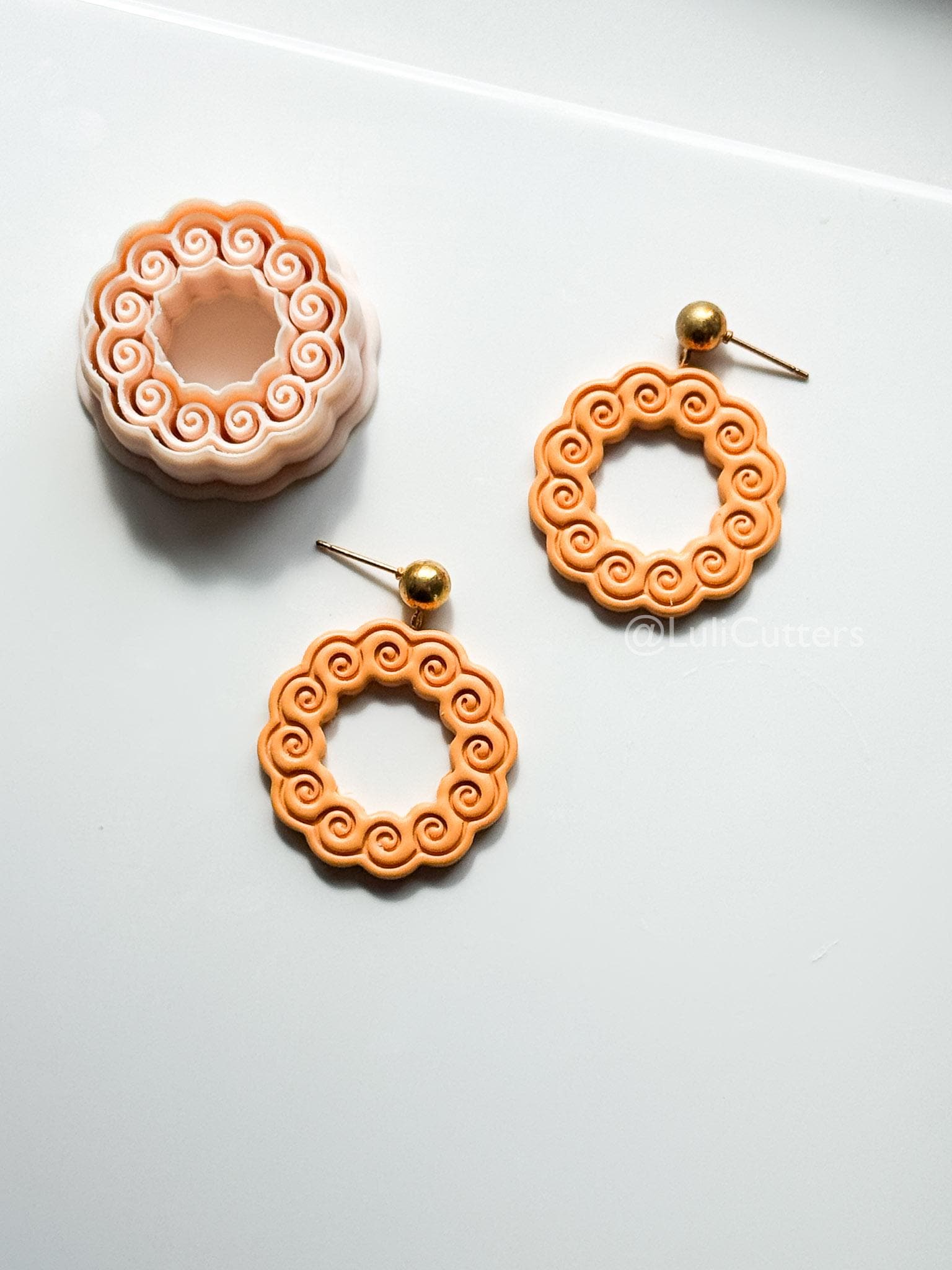 Wave Wreath Cutter: Spiral Frame Design for Polymer Clay