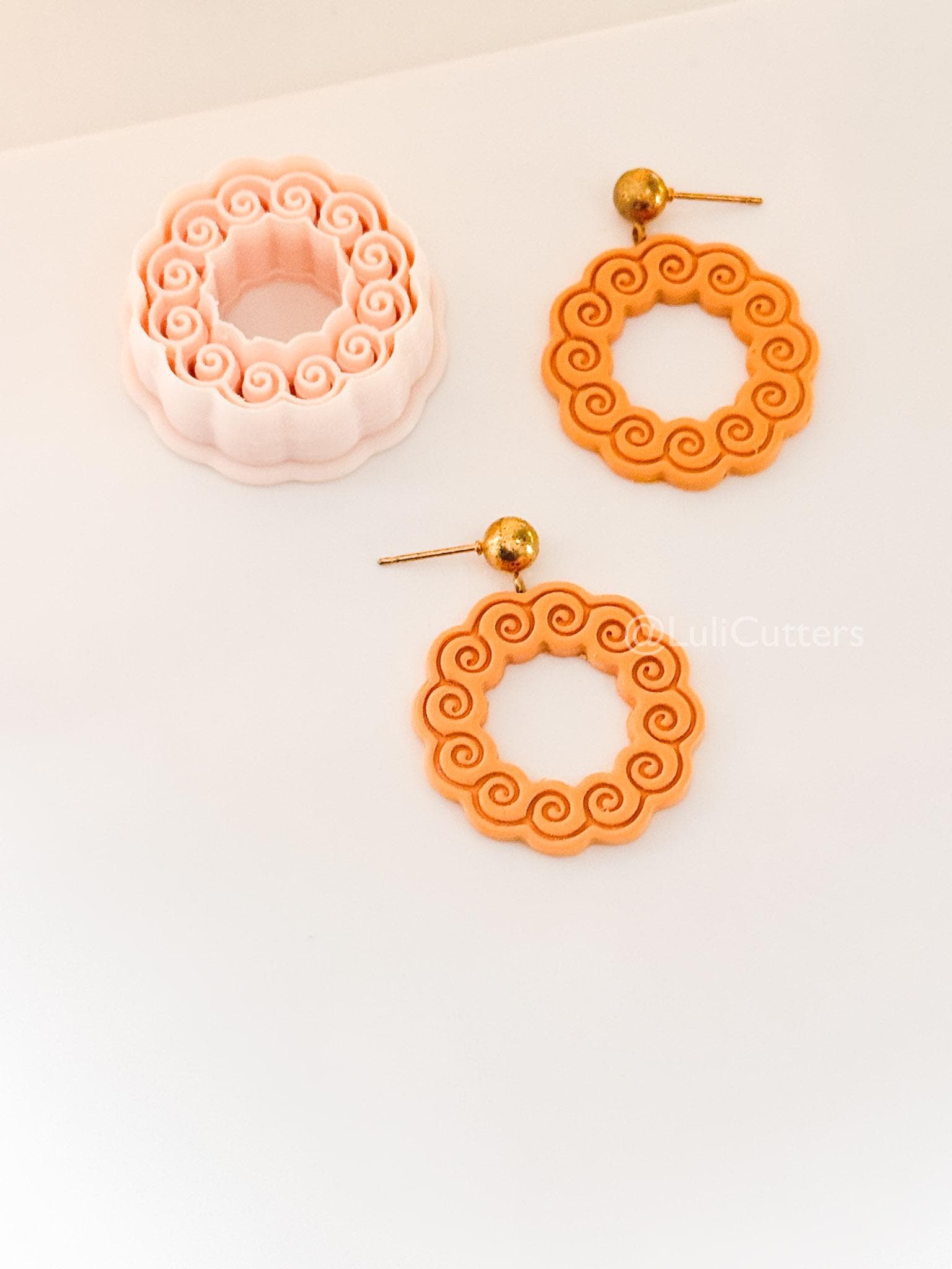 Wave Wreath Cutter: Spiral Frame Design for Polymer Clay