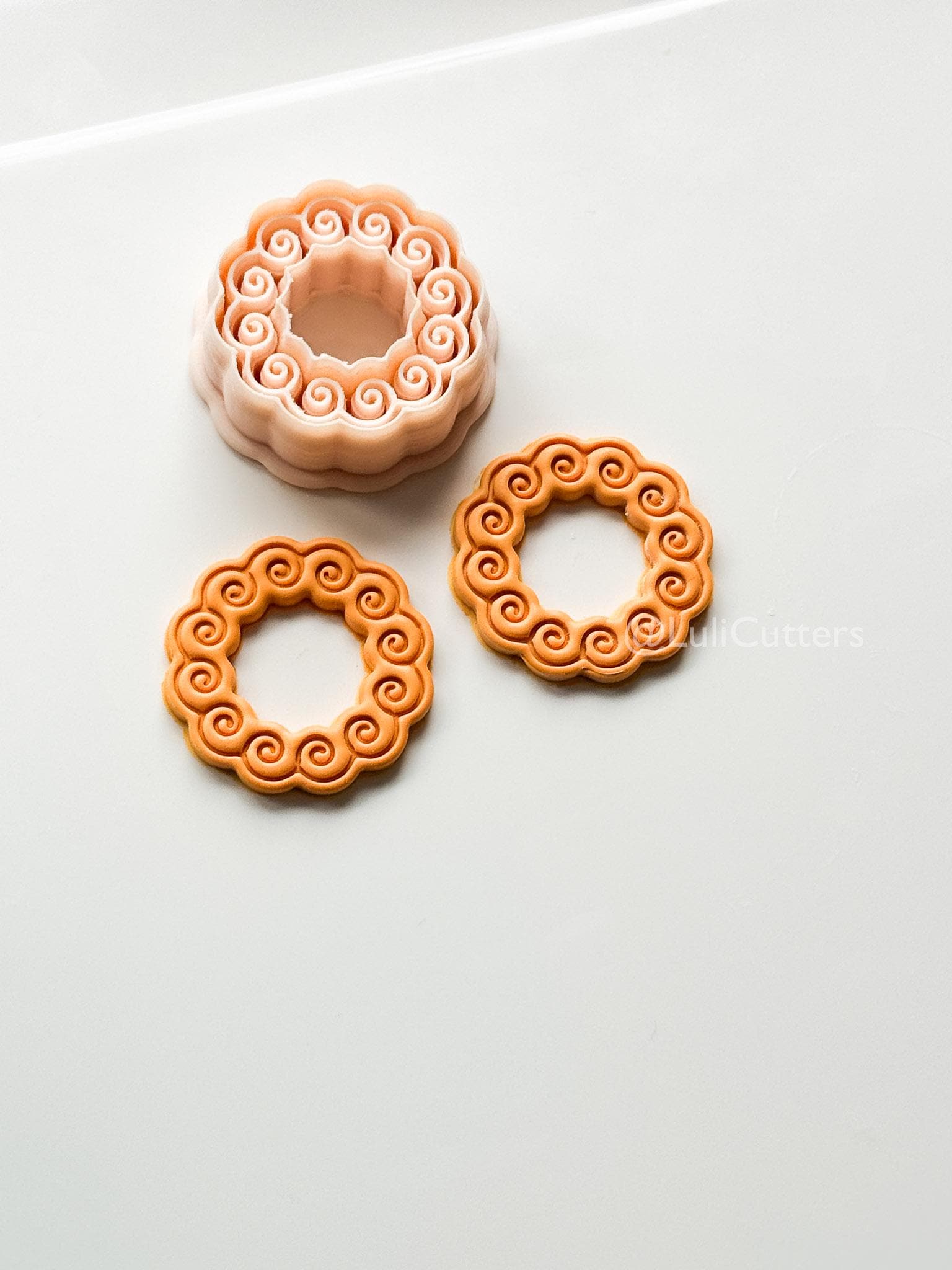 Wave Wreath Cutter: Spiral Frame Design for Polymer Clay