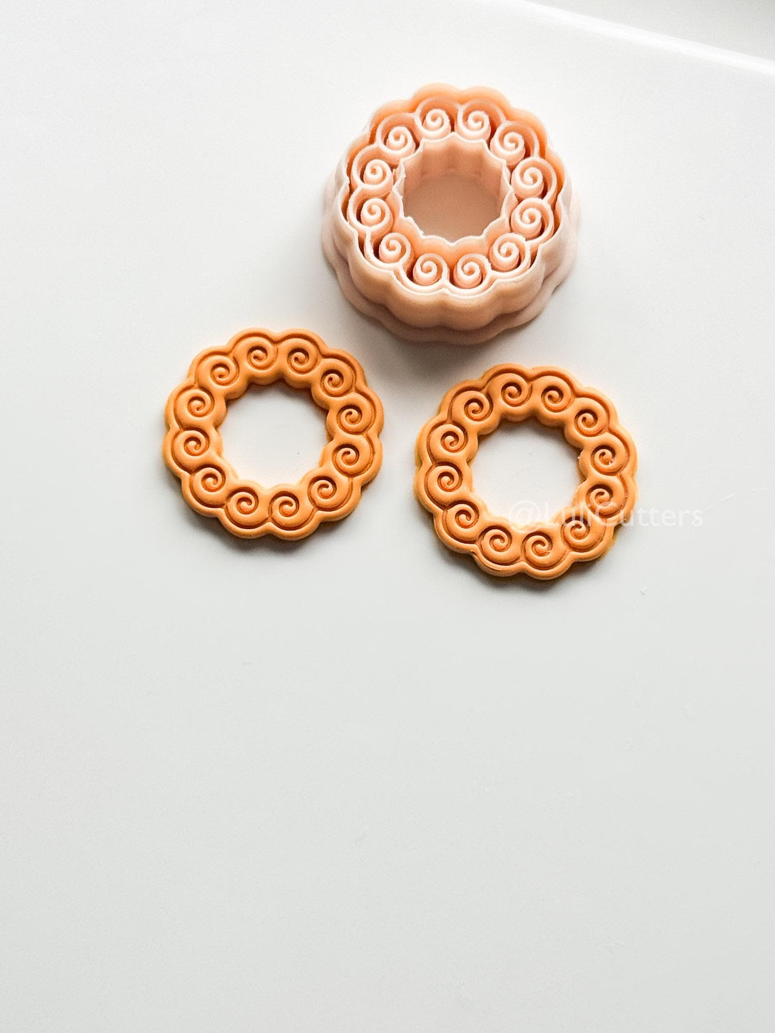 Wave Wreath Cutter: Spiral Frame Design for Polymer Clay