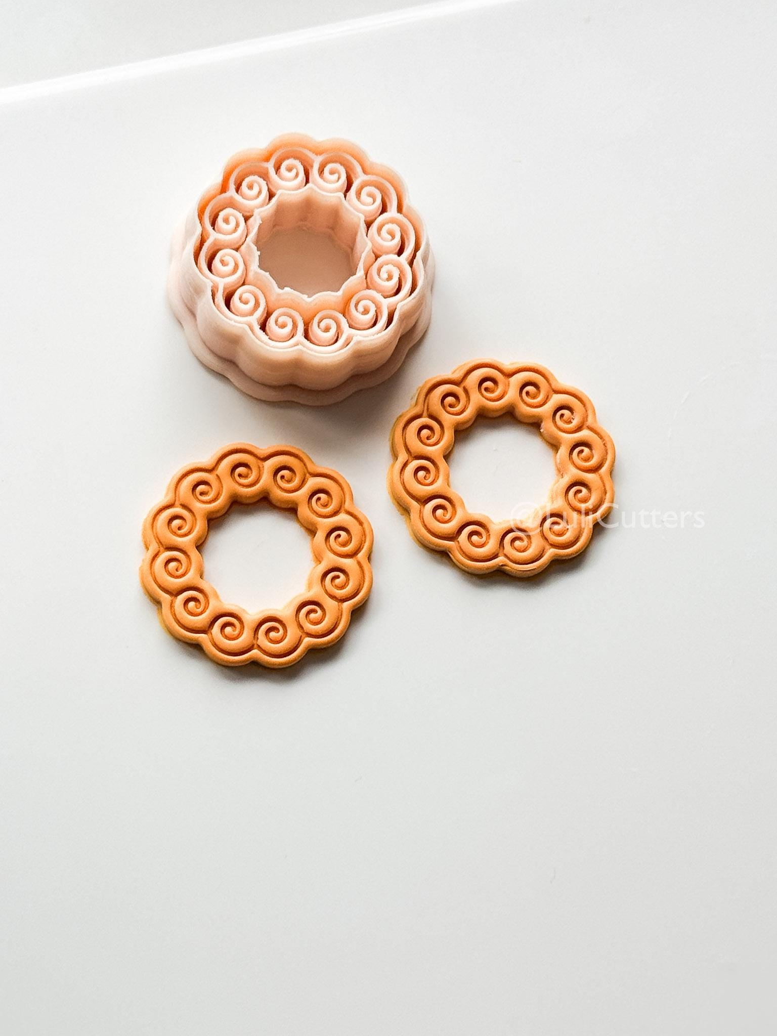 Wave Wreath Cutter: Spiral Frame Design for Polymer Clay