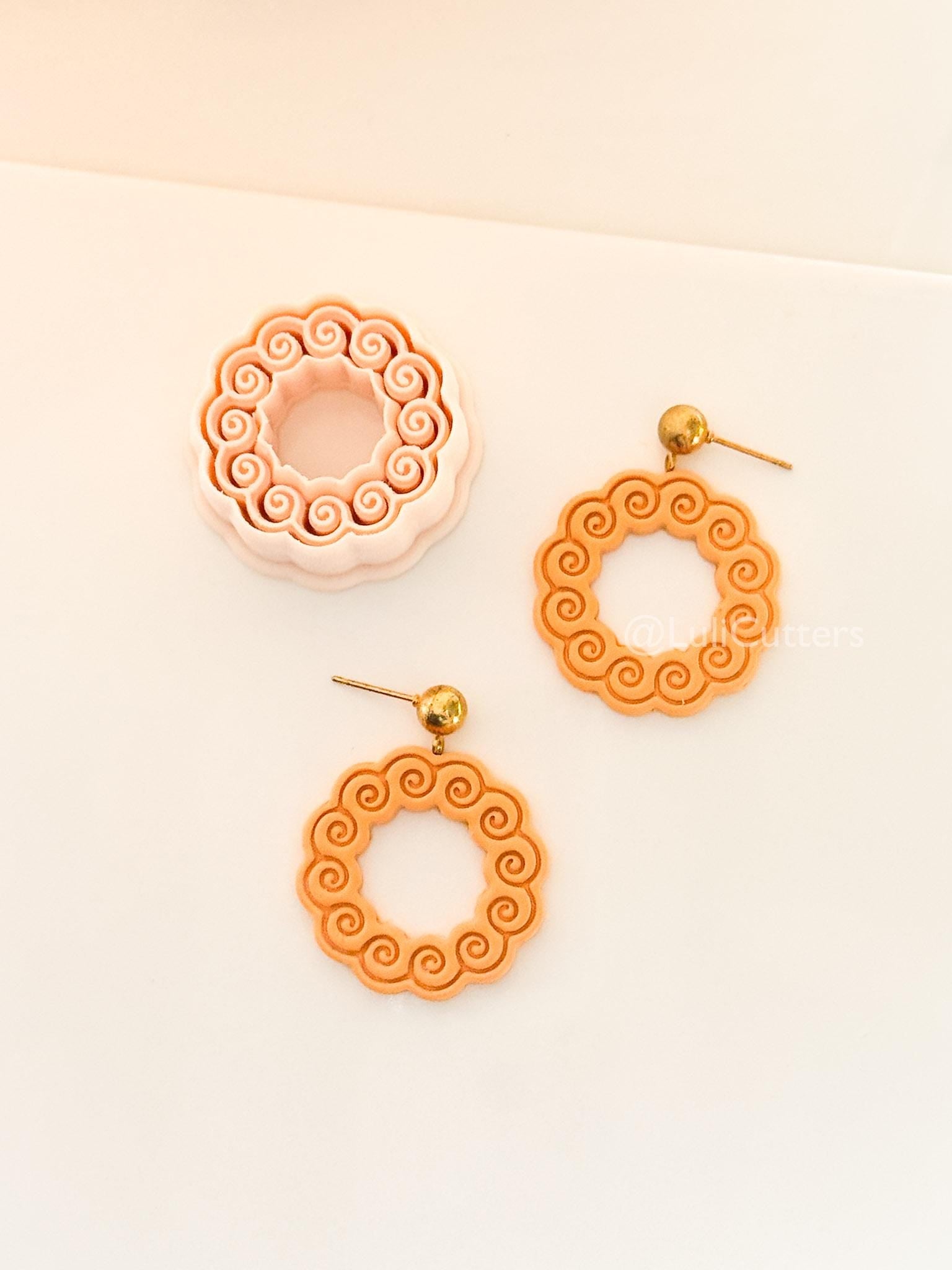 Wave Wreath Cutter: Spiral Frame Design for Polymer Clay