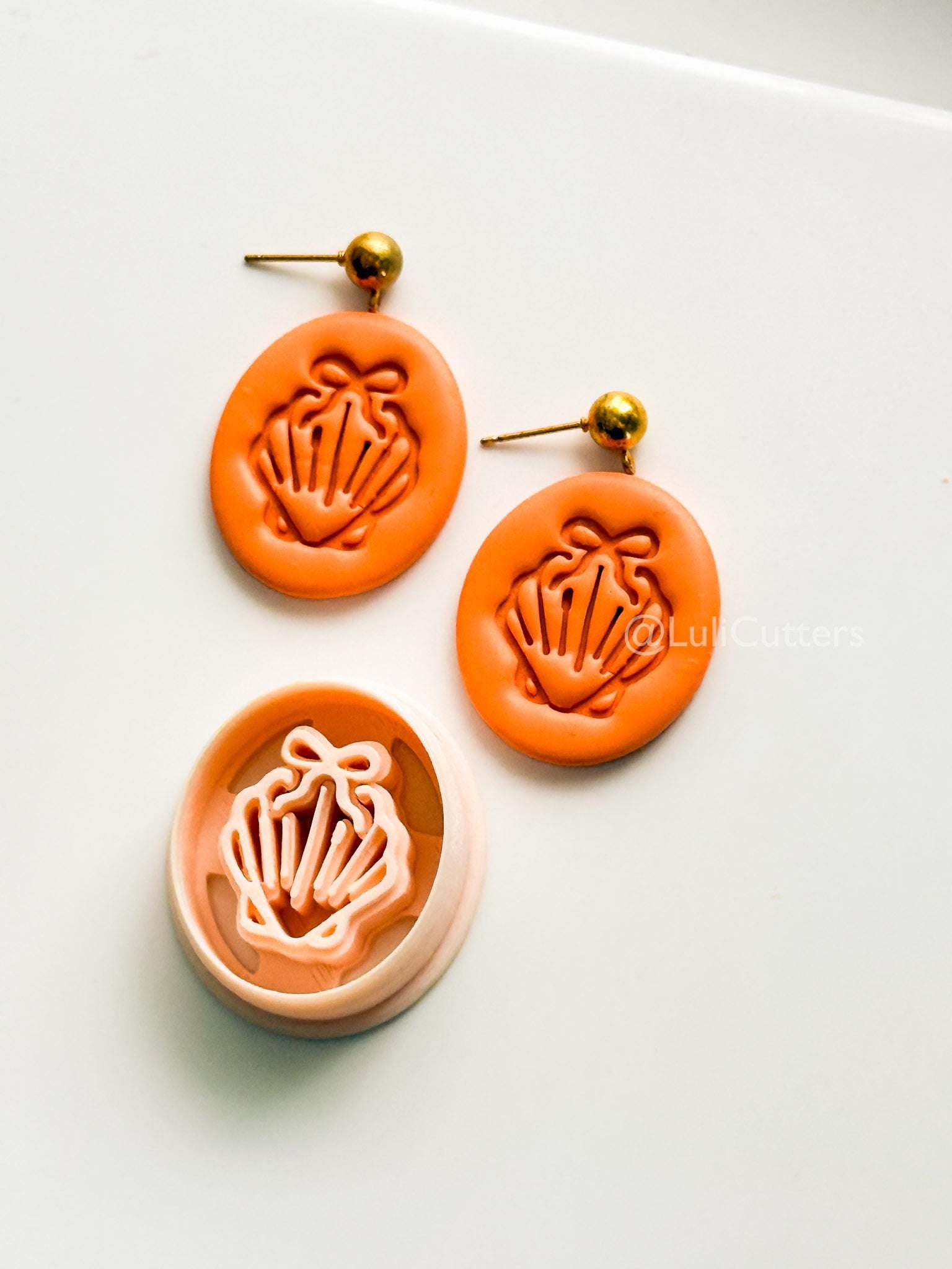 Oval Bow Shell Cutter: Scalloped Ribbed Pattern for Polymer Clay